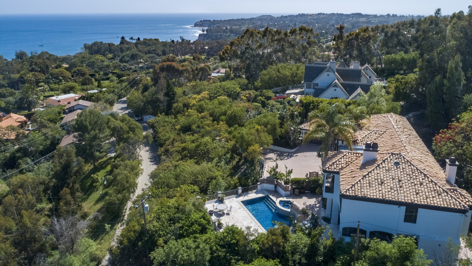 01-AERIAL-VIEW-OF-VILLA-AND-POOL-2560