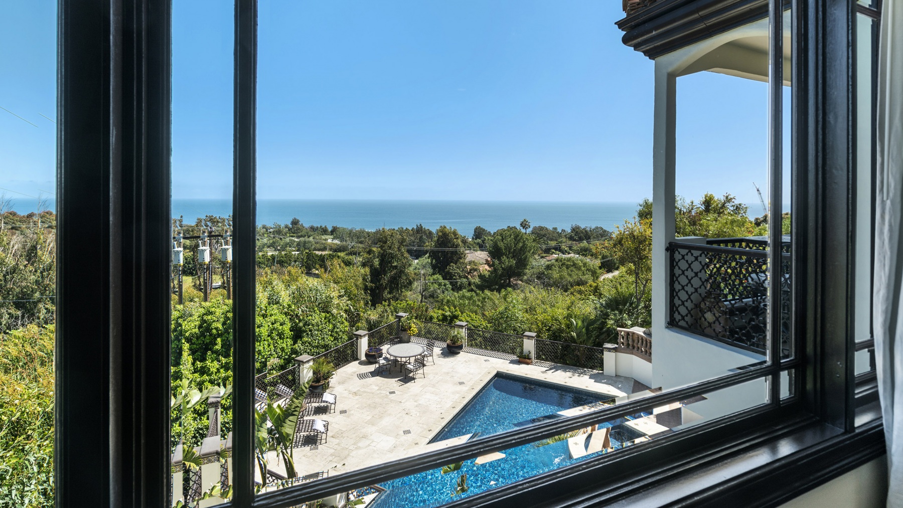 09-POOL-AND-OCEAN-VIEW-FROM-UPSTAIRS-2560