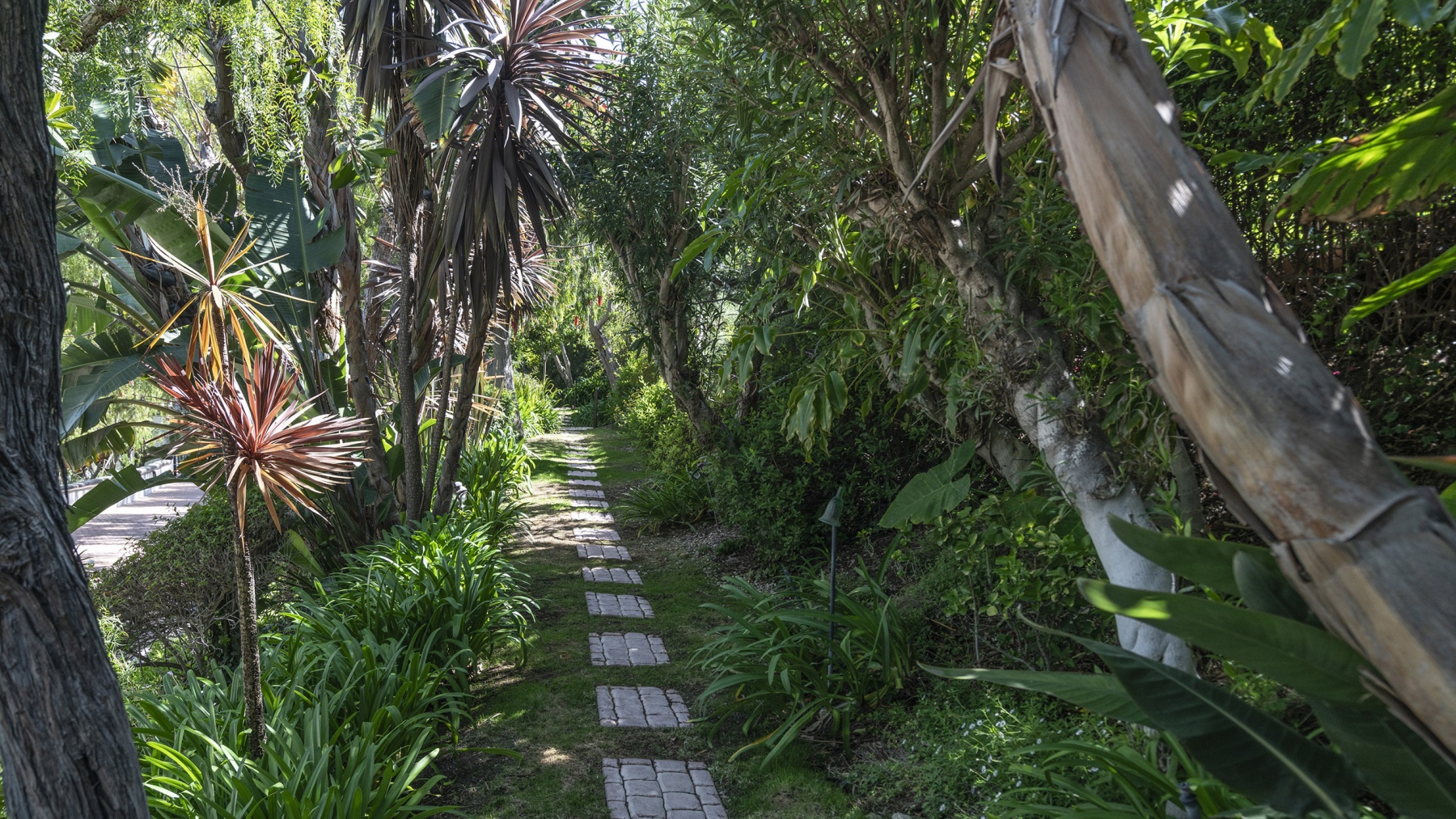 11-SECLUDED-WALKWAY-2560