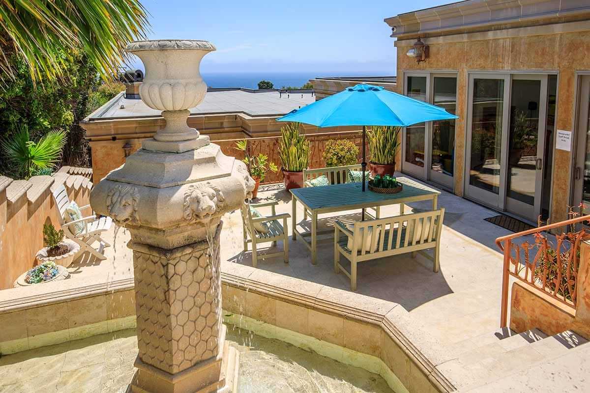 18-balcony-seating-area